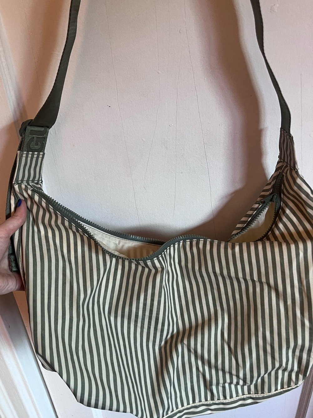 Baggu large green striped crescent EUC - Picture 2 of 6